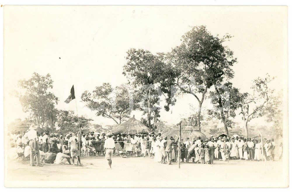 1930 ca CONGO BELGE Foule dans un village - Photo 14x9 cm Fotografia originale d'epoca, in formato cartolina postale. GOOD/buono  Formato: 14x9 cm originale e autentica 1