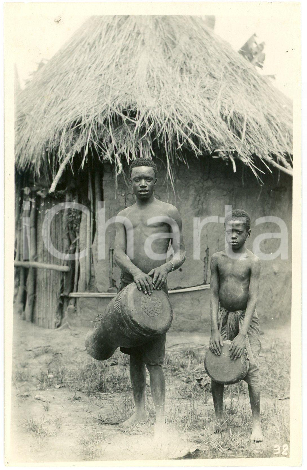 1930 ca CONGO BELGE - Joueurs de tambour - Photo Léopold GABRIEL n°32 Fotografia originale d'epoca, in formato cartolina postale.FOTOGRAFO: L&eacute;opold Gabriel - Elisabethville  GOOD/buono  Formato: 9x14 cm originale e autentica 1