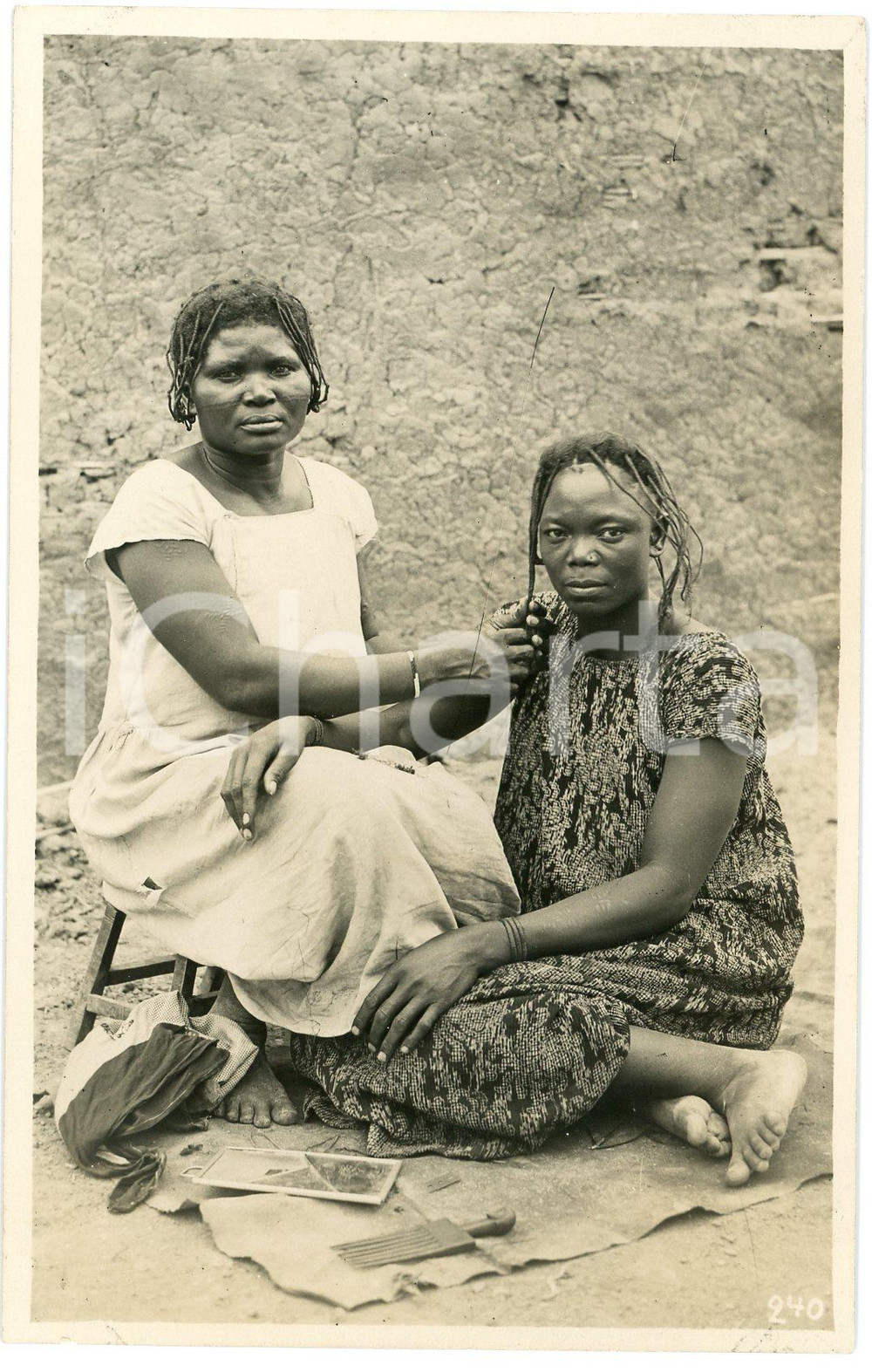 1930 ca CONGO BELGE - KATANGA - Coiffure - Femmes - Photo Léopold GABRIEL 240 Fotografia originale d'epoca, in formato cartolina postale.FOTOGRAFO: L&eacute;opold Gabriel - Panda - Katanga  GOOD/buono  Formato: 9x14 cm originale e autentica 1