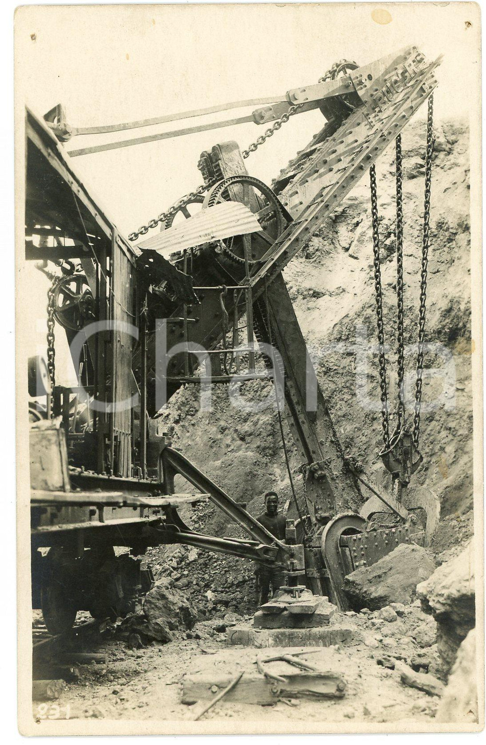 1930 ca CONGO BELGE KATANGA Mine KAMBOVE  Machine (2) Photo Léopold GABRIEL 231 Fotografia originale d'epoca, in formato cartolina postale.FOTOGRAFO: L&eacute;opold Gabriel - Panda - Katanga  FAIR/discreto piccoli fori angolari e macchia al lato superiore Formato: 9x14 cm originale e autentica 1