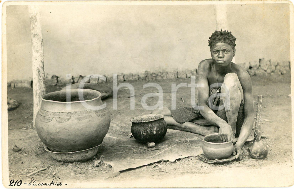 1930 ca CONGO BELGE - BUNKEYA Femme potière *Photo L. GABRIEL 210 Fotografia originale d'epoca, in formato cartolina postale.FOTOGRAFO: L&eacute;opold Gabriel - Panda - Katanga  GOOD/buono  Formato: 14x9 cm originale e autentica 1
