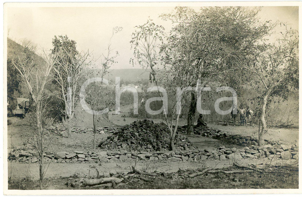 1930 ca CONGO BELGE - KATANGA Tombe du Lieutenant BODSON *Photo L. GABRIEL 202 Fotografia originale d'epoca, in formato cartolina postale.FOTOGRAFO: L&eacute;opold Gabriel - Panda - Katanga  GOOD/buono  Formato: 14x9 cm originale e autentica 1