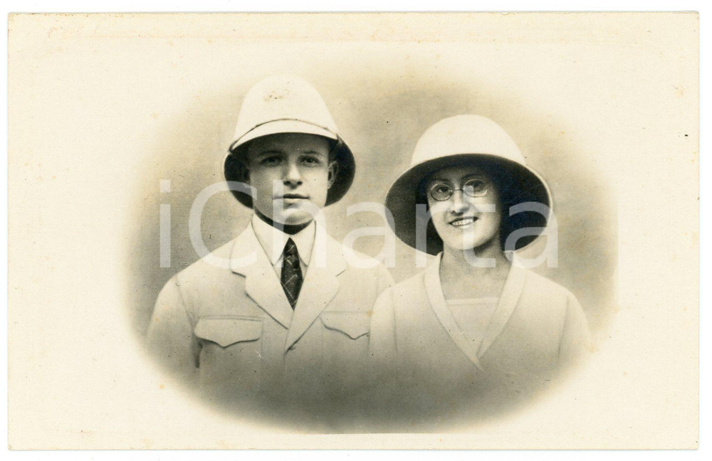 1930 ca CONGO BELGE -Couple de colons - Photo 14x9 cm Fotografia d'epoca, in formato cartolina postale. GOOD/buono  Formato: 14x9 cm originale e autentica 1