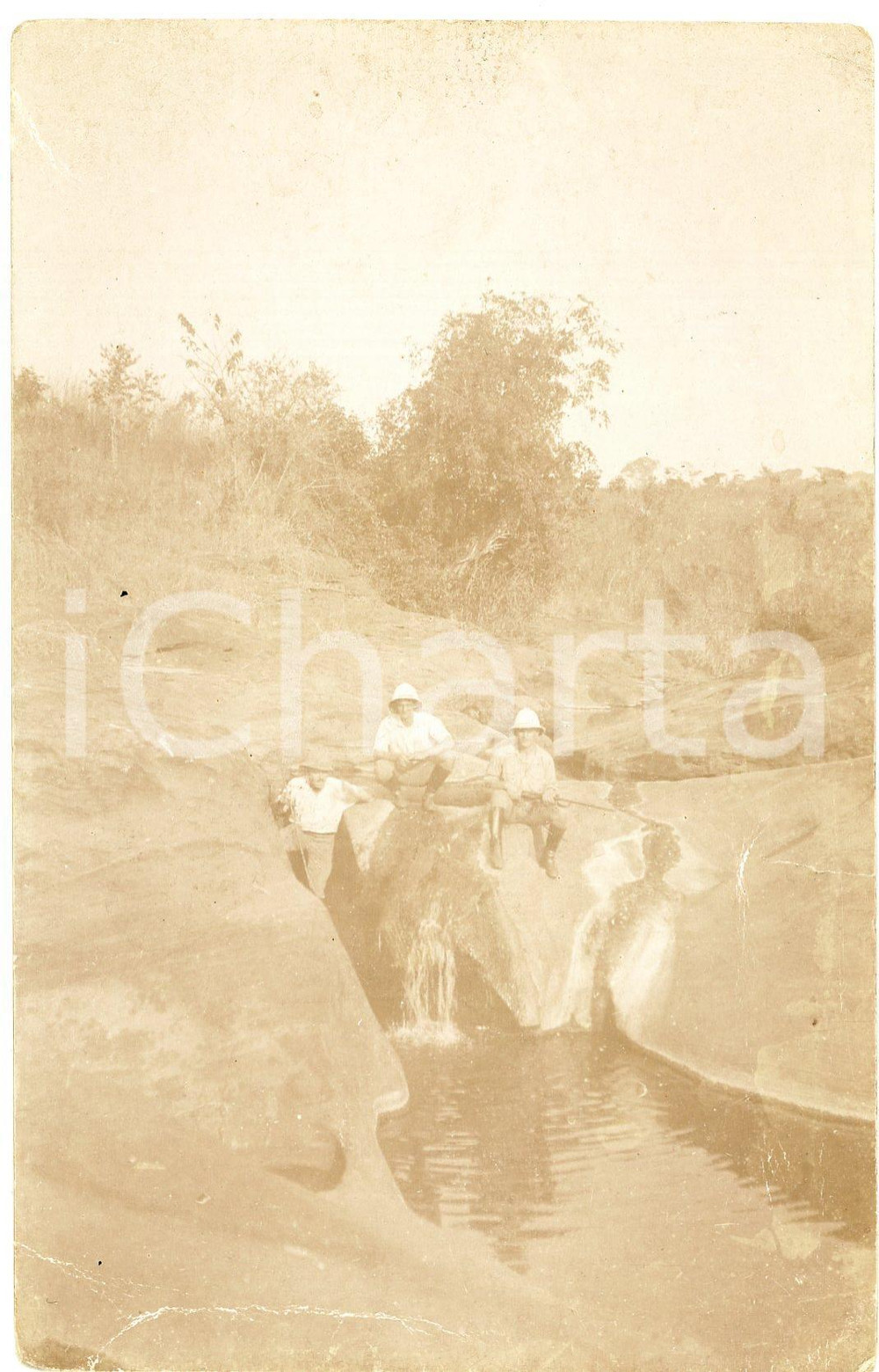 1925 CONGO BELGE - MANGUGULU - Colons belges *Photo 9x14 cm Fotografia originale d'epoca, in formato cartolina postale., con didascalia al verso. POOR/danneggiato piegature marginali Formato: 9x14 cm originale e autentica 1