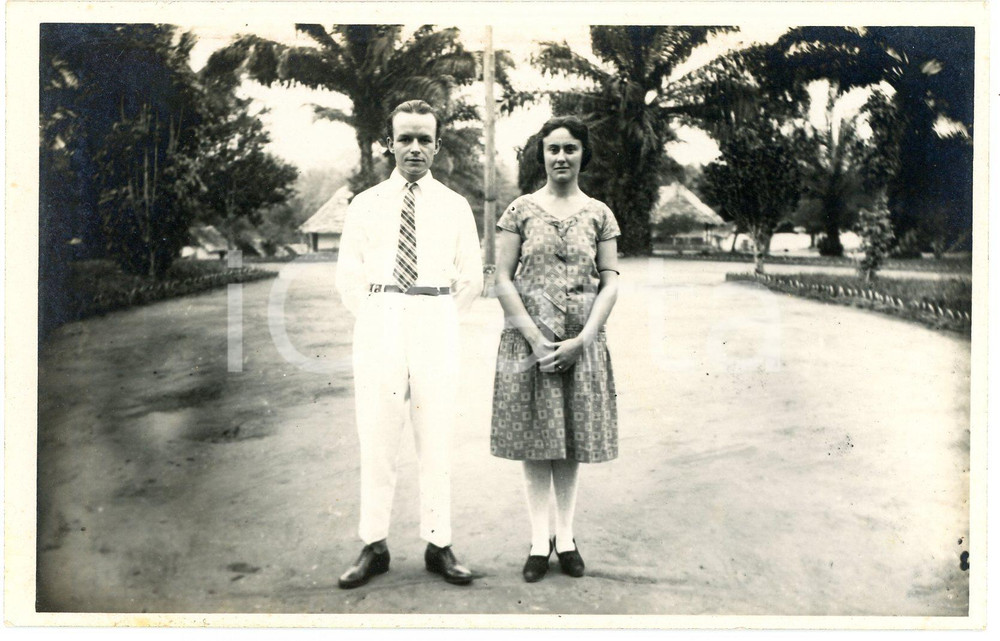 1930 ca CONGO BELGE -Couple de colons dans un village - Photo 14x9 cm Fotografia d'epoca, in formato cartolina postale. GOOD/buono  Formato: 14x9 cm originale e autentica 1