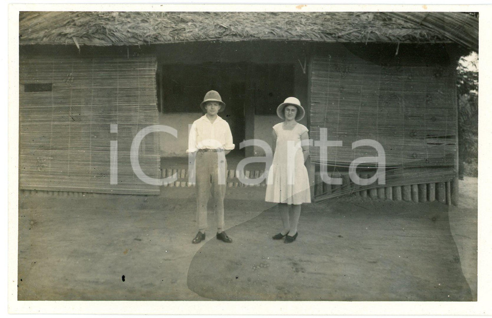 1930 ca CONGO BELGE - Couple de colons dans un village (2) Photo 14x9 cm Fotografia d'epoca, in formato cartolina postale. GOOD/buono  Formato: 14x9 cm originale e autentica 1