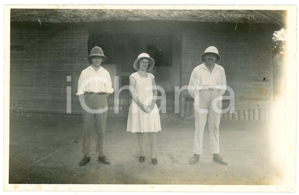 1930 ca CONGO BELGE - Portrait de trois colons dans un village - Photo 14x9 cm Fotografia d'epoca, in formato cartolina postale. POOR/danneggiato difetti di stampa Formato: 14x9 cm originale e autentica 1