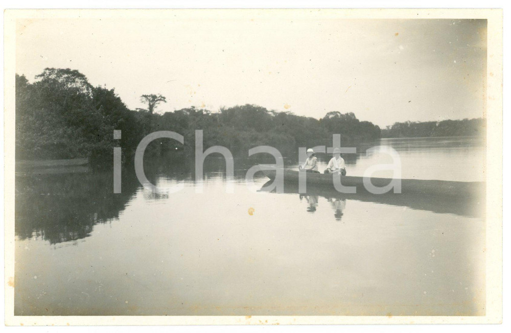 1930 ca CONGO BELGE - Couple de colons en pirogue - Photo 14x9 cm Fotografia d'epoca, in formato cartolina postale. GOOD/buono minime macchie Formato: 14x9 cm originale e autentica 1