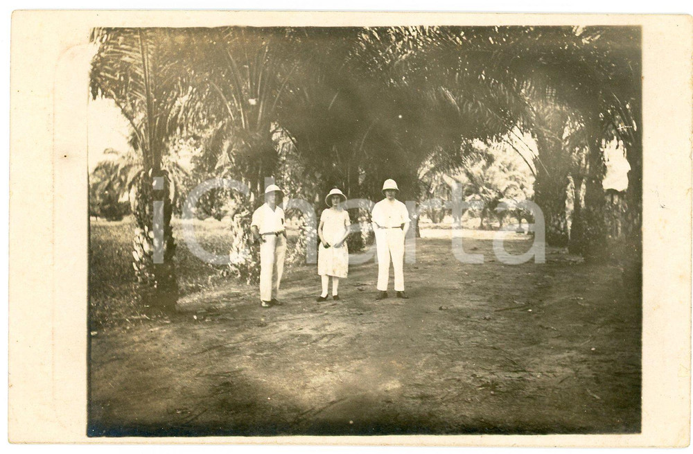 1930 ca CONGO BELGE - Portrait de trois colons dans un jardin - Photo 14x9 cm Fotografia d'epoca, in formato cartolina postale. GOOD/buono  Formato: 14x9 cm originale e autentica 1