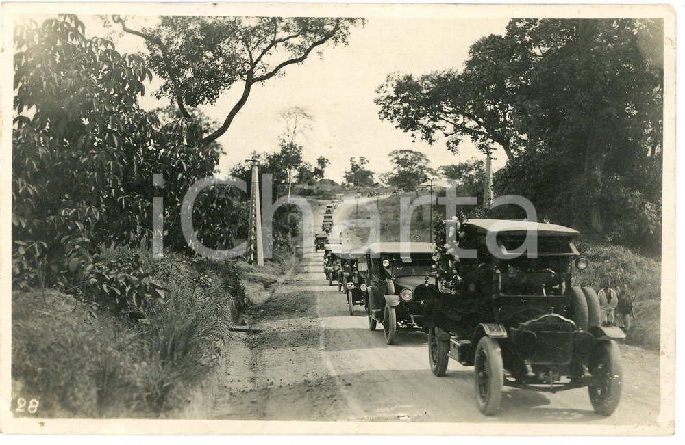 1930 ca CONGO BELGE - KATANGA - Cortège de voitures *Photo L. GABRIEL 28 Fotografia originale d'epoca, in formato cartolina postale.FOTOGRAFO: L&eacute;opold Gabriel - Panda - Katanga  GOOD/buono  Formato: 14x9 cm originale e autentica 1