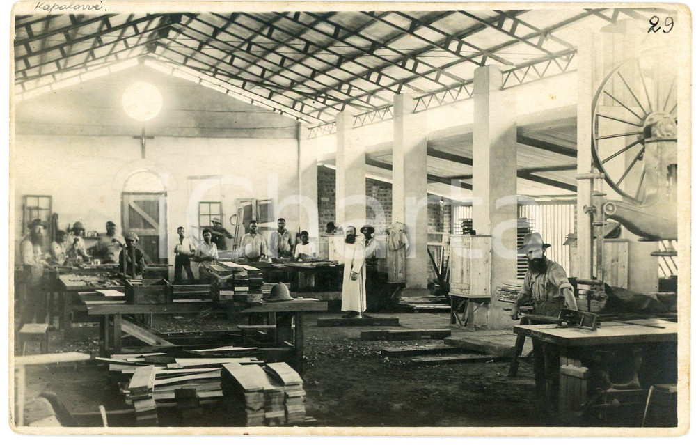 1930 ca CONGO KATANGA - KAPOLOWE - Atelier de la mission *Photo L. GABRIEL 29 Fotografia originale d'epoca, in formato cartolina postale.FOTOGRAFO: L&eacute;opold Gabriel - Panda - Katanga  GOOD/buono  Formato: 14x9 cm originale e autentica 1