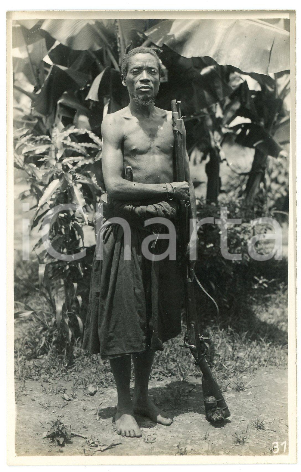 1930 ca CONGO BELGE - KATANGA - Homme avec son fusil - Photo L. GABRIEL 31 Fotografia originale d'epoca, in formato cartolina postale.FOTOGRAFO: L&eacute;opold Gabriel - Panda - Katanga  GOOD/buono  Formato: 9x14 cm originale e autentica 1