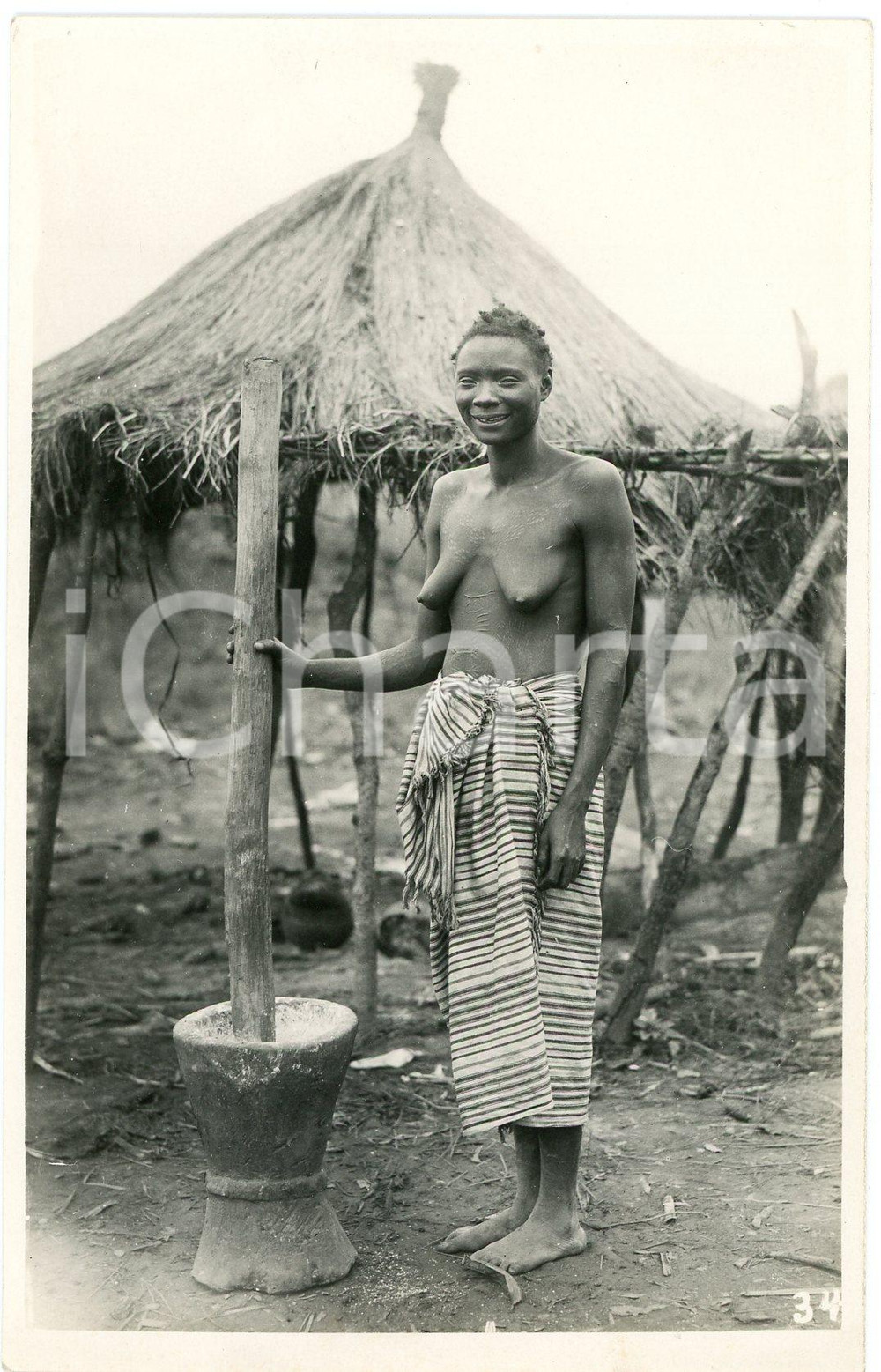 1930 ca CONGO BELGE KATANGA Femme avec un mortier *Photo L. GABRIEL 34 Fotografia originale d'epoca, in formato cartolina postale.FOTOGRAFO: L&eacute;opold Gabriel - Panda - Katanga  GOOD/buono  Formato: 9x14 cm originale e autentica 1