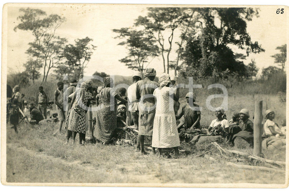 1930 ca LIKASI (CONGO BELGE) Femmes au marché - Photo L. GABRIEL 65 Fotografia originale d'epoca, in formato cartolina postale.FOTOGRAFO: L&eacute;opold Gabriel - Panda - Katanga  GOOD/buono ma lievi macchie al lato superiore Formato: 14x9 cm originale e autentica 1