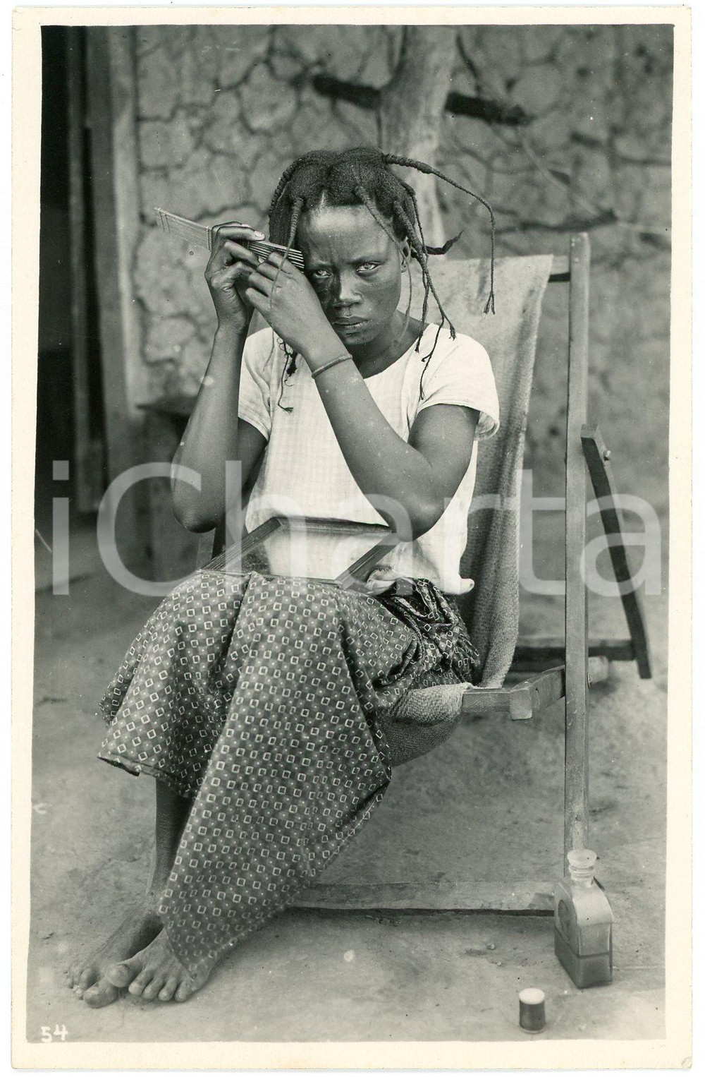 1930 ca CONGO BELGE - KATANGA Femme se coiffe *Photo L. GABRIEL 54 Fotografia originale d'epoca, in formato cartolina postale.FOTOGRAFO: L&eacute;opold Gabriel - Panda - Katanga  GOOD/buono  Formato: 9x14 cm originale e autentica 1