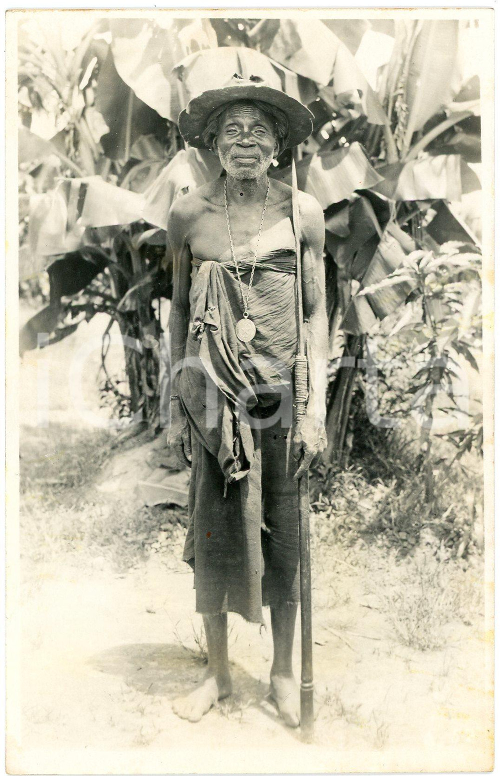 1930 ca CONGO BELGE - KATANGA - Sultan KANIANINA - Photo L. GABRIEL 52 Fotografia originale d'epoca, con timbro del fotografo al verso.FOTOGRAFO: L&eacute;opold Gabriel - Panda - Katanga  FAIR/discreto residui cartacei al verso Formato: 9x14 cm originale e autentica 1