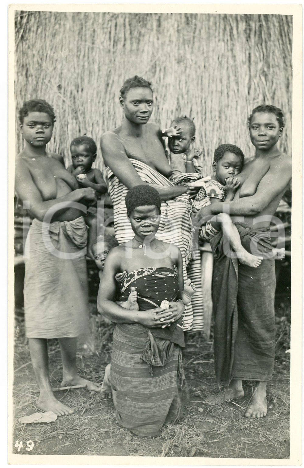 1930 ca CONGO BELGE Jeunes femmes avec leurs enfants - Photo Léopold GABRIEL 49 Fotografia originale d'epoca, in formato cartolina postale.FOTOGRAFO: L&eacute;opold Gabriel - Panda - Katanga  GOOD/buono  Formato: 9x14 cm originale e autentica 1
