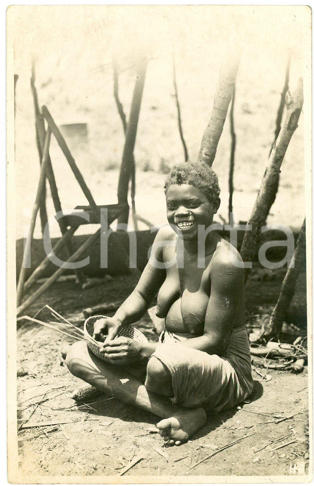 1930 ca CONGO BELGE Jeune femme fait un panier - Photo L. GABRIEL 48 Fotografia originale d'epoca, in formato cartolina postale.FOTOGRAFO: L&eacute;opold Gabriel - Panda - Katanga  GOOD/buono  Formato: 9x14 cm originale e autentica 1