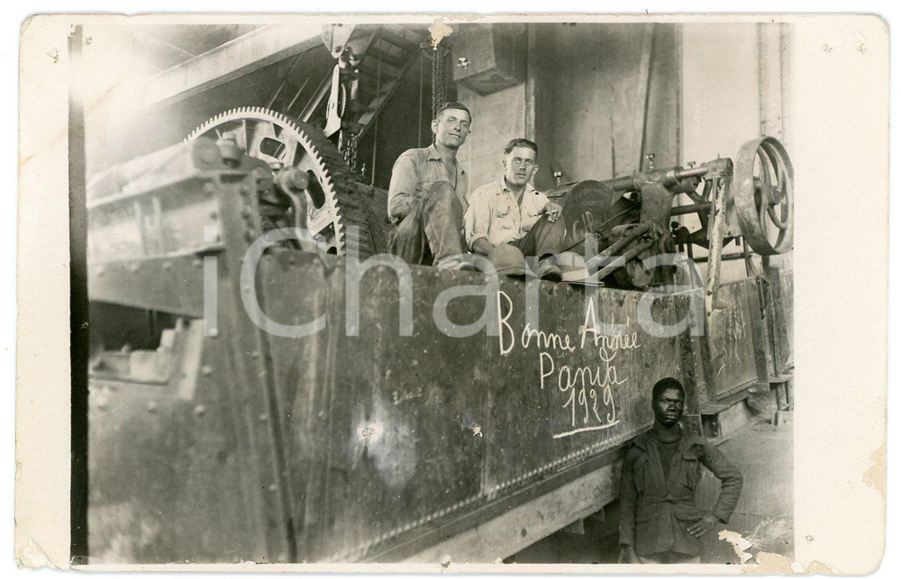 Nouvel An 1929 CONGO BELGE - Mines de PANDA - Ouvriers - DAMAGED Photo 14x9 cm Fotografia d'epoca, in formato cartolina postale. VERY POOR/gravemente danneggiato abrasioni marginali, piccola piegatura angolare e piccoli fori Formato: 14x9 cm originale e autentica 1