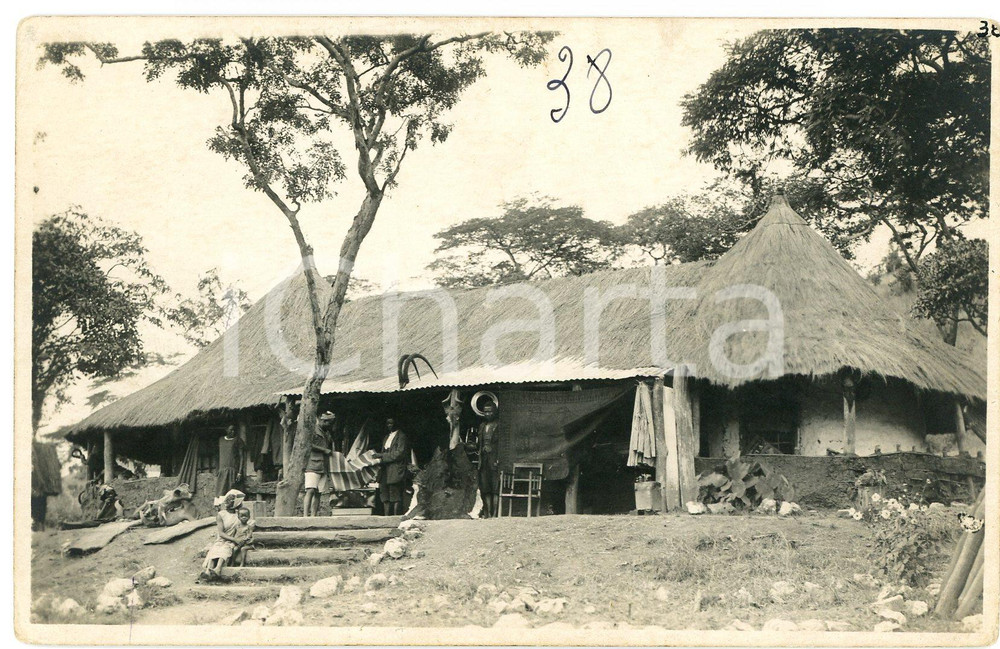 1930 ca CONGO BELGE KATANGA Grande hutte - Photo Léopold GABRIEL n° 38 Fotografia originale d'epoca, in formato cartolina postale.FOTOGRAFO: L&eacute;opold Gabriel - Panda - Katanga  GOOD/buono minime smussature angolari Formato: 14x9 cm originale e autentica 1