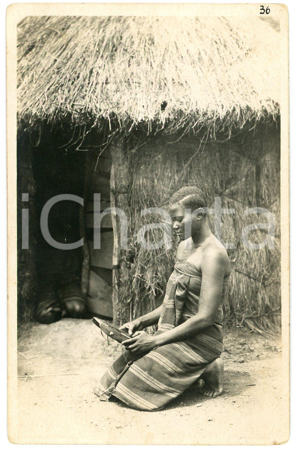 1930 ca CONGO BELGE - Femme fait de la musique - Photo Léopold GABRIEL n° 36 Fotografia originale d'epoca, in formato cartolina postale.FOTOGRAFO: L&eacute;opold Gabriel - Panda - Katanga  GOOD/buono minime smussature angolari Formato: 9x14 cm originale e autentica 1