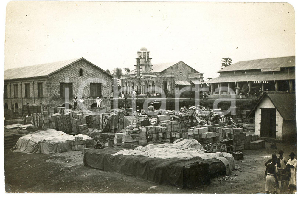 1925 ca CONGO Magasins - Compagnie du Congo Belge - Photo ANIMEE 14x9 cm Fotografia originale d'epoca, in formato cartolina postale. FAIR/discreto piegatura al lato inferiore e minima smussatura angolare Formato: 14x9 cm originale e autentica 1