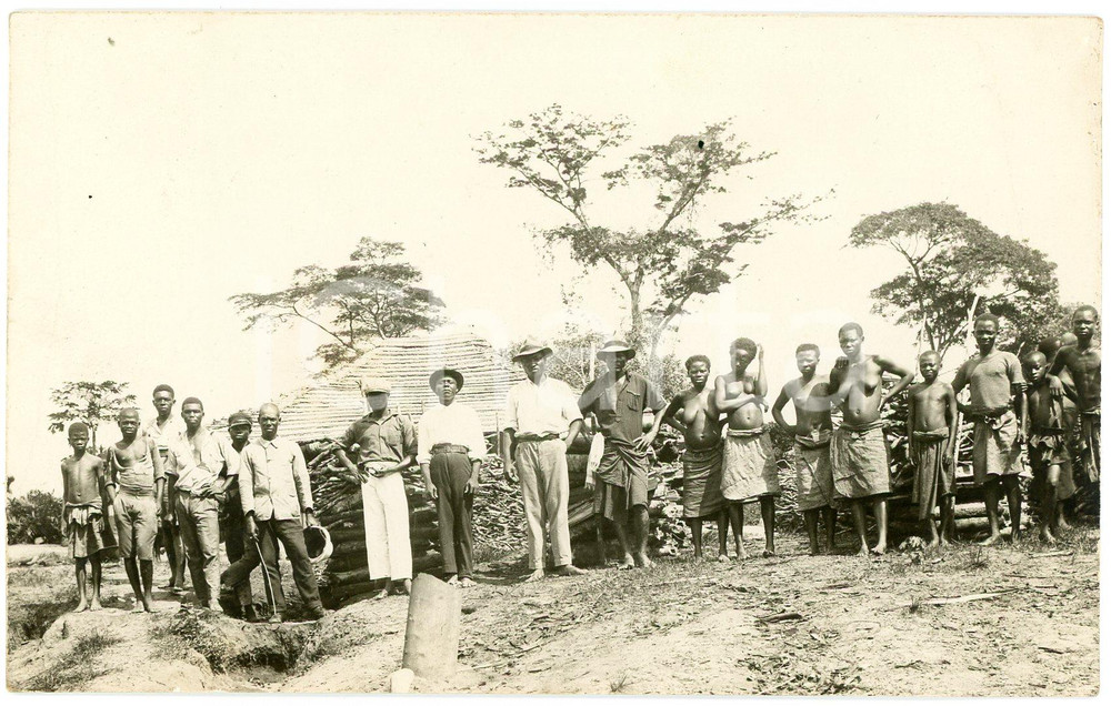 1930 ca CONGO BELGE - KATANGA - Indigène dans leur village *Photo 14x9 cm Fotografia originale d'epoca, in formato cartolina postale. GOOD/buono  Formato: 14x9 cm originale e autentica 1