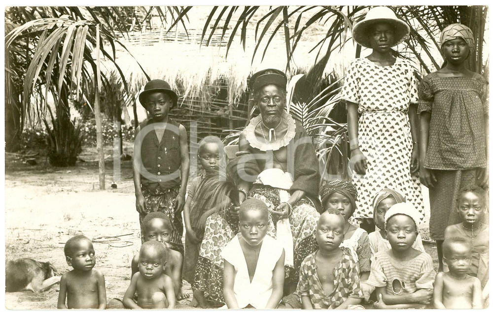 1930 ca CONGO BELGE - Chef indigène avec sa famille *DAMAGED Photo 14x9 cm Fotografia originale d'epoca, in formato cartolina postale. VERY POOR/gravemente danneggiato piegature verticali Formato: 14x9 cm originale e autentica 1