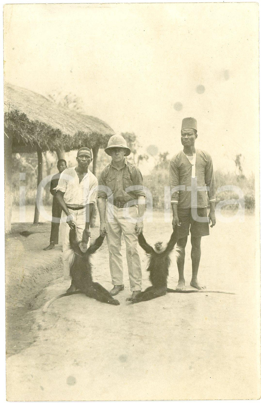 1930 ca CONGO BELGE - CHASSE - Homme avec deux singes - Photo 9x14 cm Fotografia originale d'epoca, in formato cartolina postale. FAIR/discreto difetti di stampa Formato: 9x14 cm originale e autentica 1