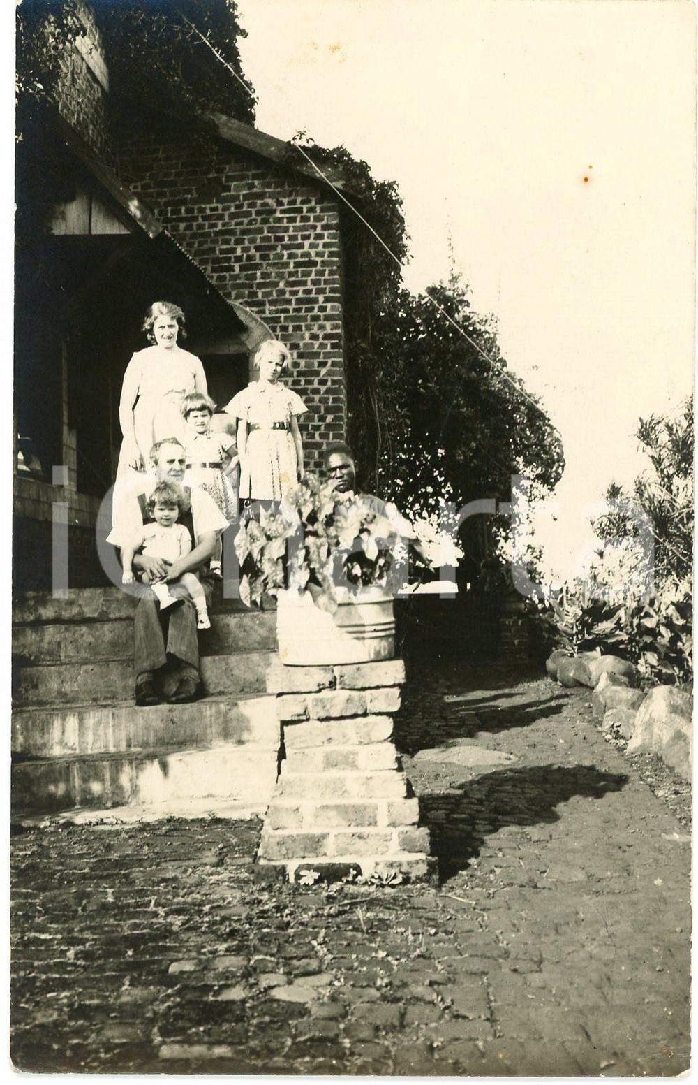 1930 ca CONGO BELGE Famille de colons devant leur porte - Photo 9x14 cm Fotografia d'epoca, in formato cartolina postale. GOOD/buono  Formato: 9x14 cm originale e autentica 1