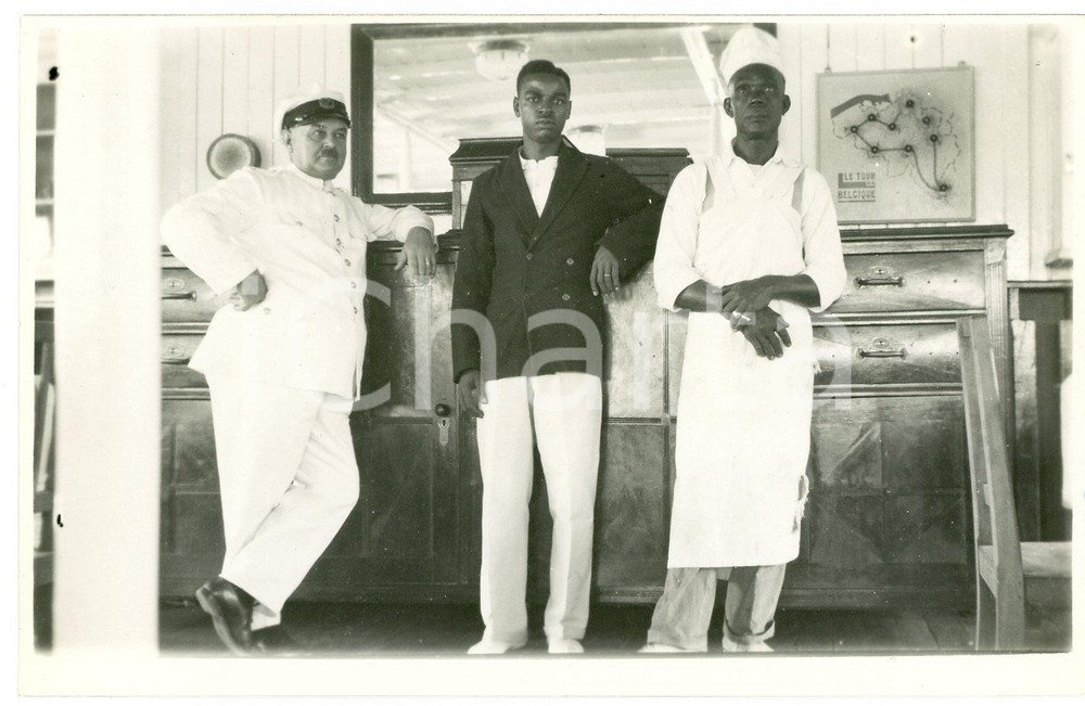 1935 CONGO BELGE Portrait d'officier de marine avec serviteurs indigènes - Photo Fotografia d'epoca, in formato cartolina postale. GOOD/buono  Formato: 9x14 cm originale e autentica 1