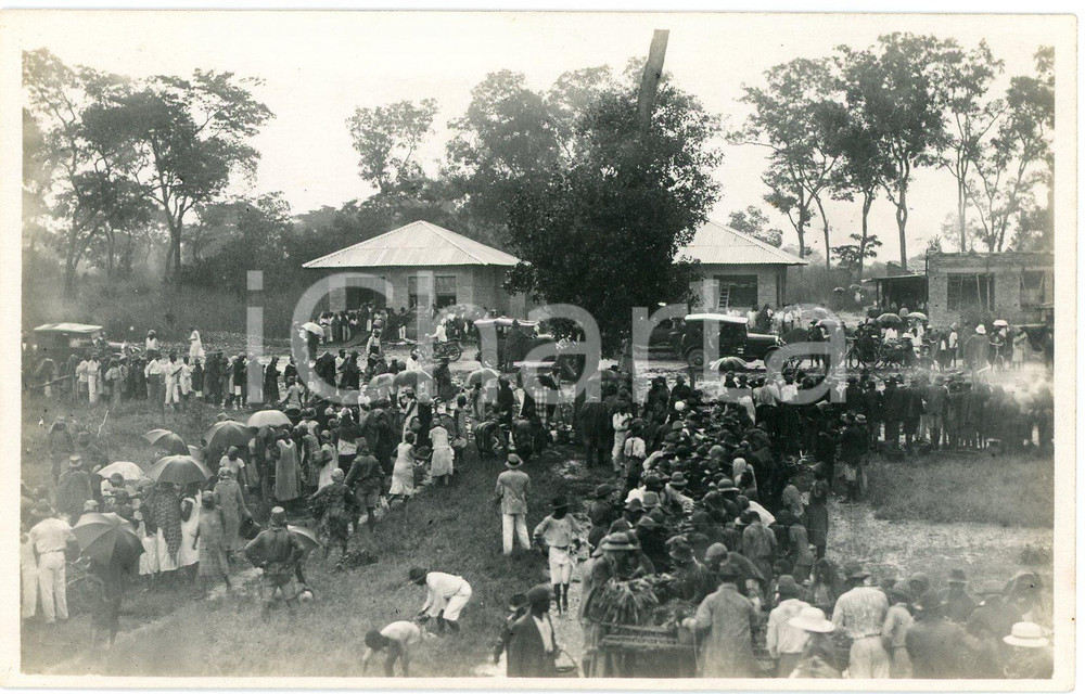 1930 ca LIKASI (CONGO BELGE) Foule au marché - Photo L. GABRIEL Fotografia originale d'epoca, in formato cartolina postale.FOTOGRAFO: L&eacute;opold Gabriel   GOOD/buono  Formato: 14x9 cm originale e autentica 1