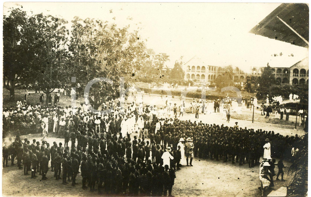 1928 CONGO BELGE Visite du roi Albert Ier  - Photo 14x9 cm Fotografia originale d'epoca, scattata durante la visita dei sovrani Alberto I ed Elisabetta del Belgio in Congo. POOR/danneggiato difetti di stampa Formato: 14x9 cm originale e autentica 1