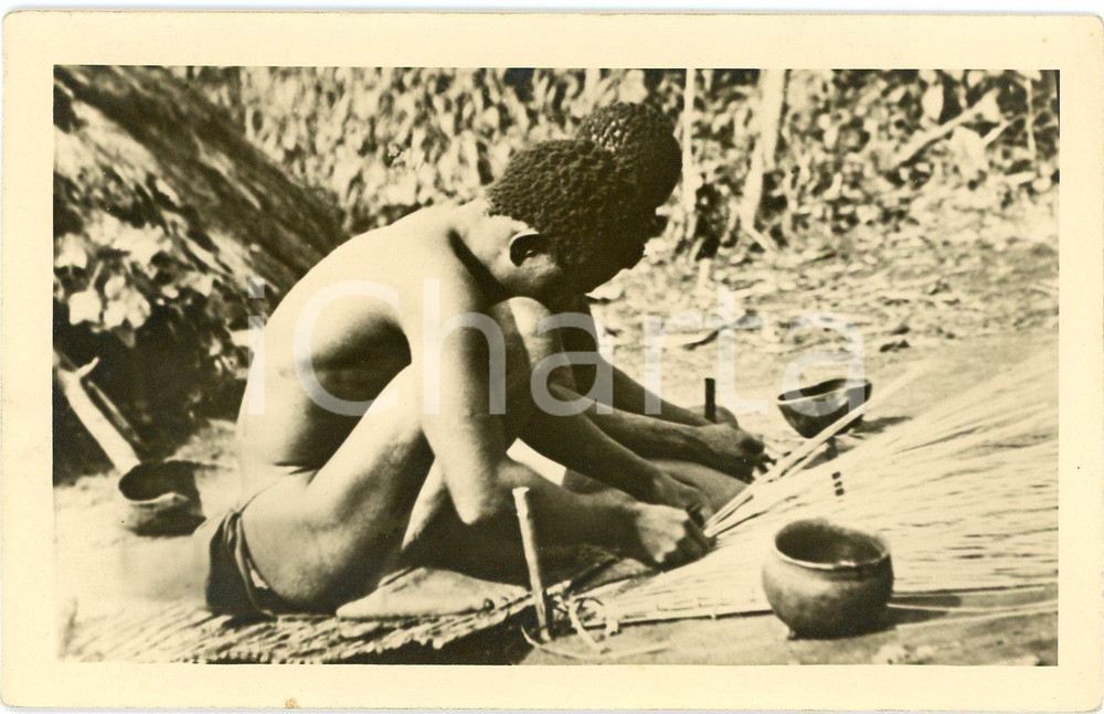1930 ca CONGO BELGE Indigène travaillent l'osier - Photo 14x9 cm Fotografia originale d'epoca, in formato cartolina postale. GOOD/buono  Formato: 14x9 cm originale e autentica 1
