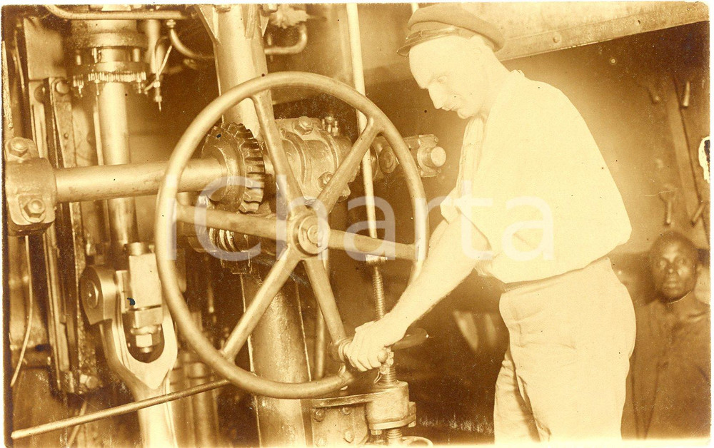 1922 CONGO BELGE  - Usines KATANGA - Ouvrier à sa machine - Photo 14x9 cm Fotografia originale d'epoca, in formato cartolina postale. GOOD/buono  Formato: 14x9 cm originale e autentica 1