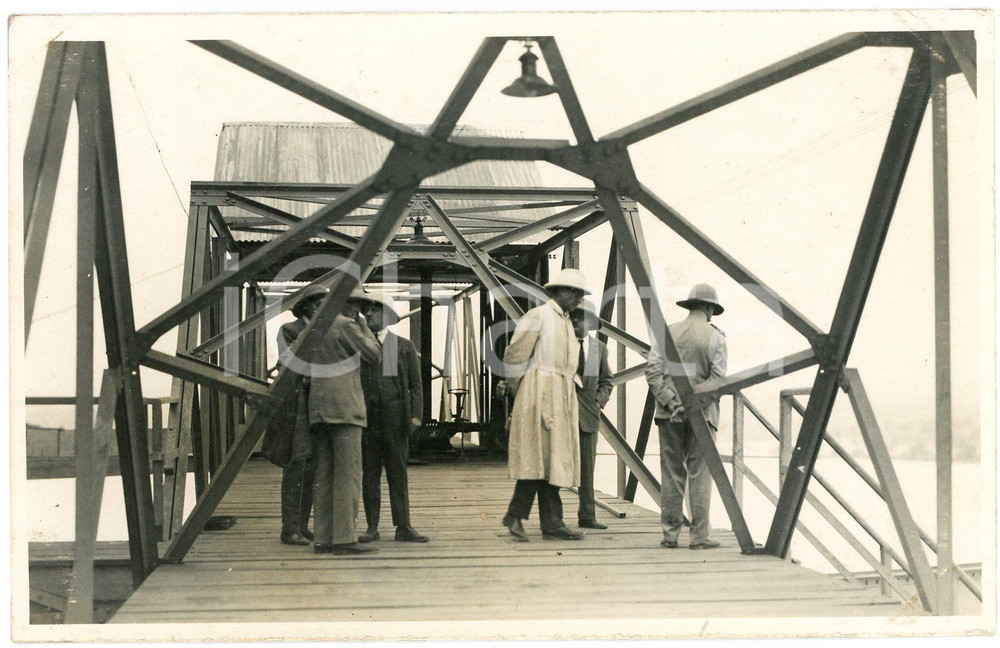 1928 CONGO BELGE Mines KATANGA - Roi Albert Ier - Passerelle *Photo GABRIEL 500 Fotografia originale d'epoca, scattata durante la visita dei sovrani Alberto I ed Elisabetta del Belgio in Congo.Timbro del fotografo al verso.FOTOGRAFO: L&eacute;opold Gabriel - Panda - Katanga GOOD/buono  Formato: 14x9 cm originale e autentica 1