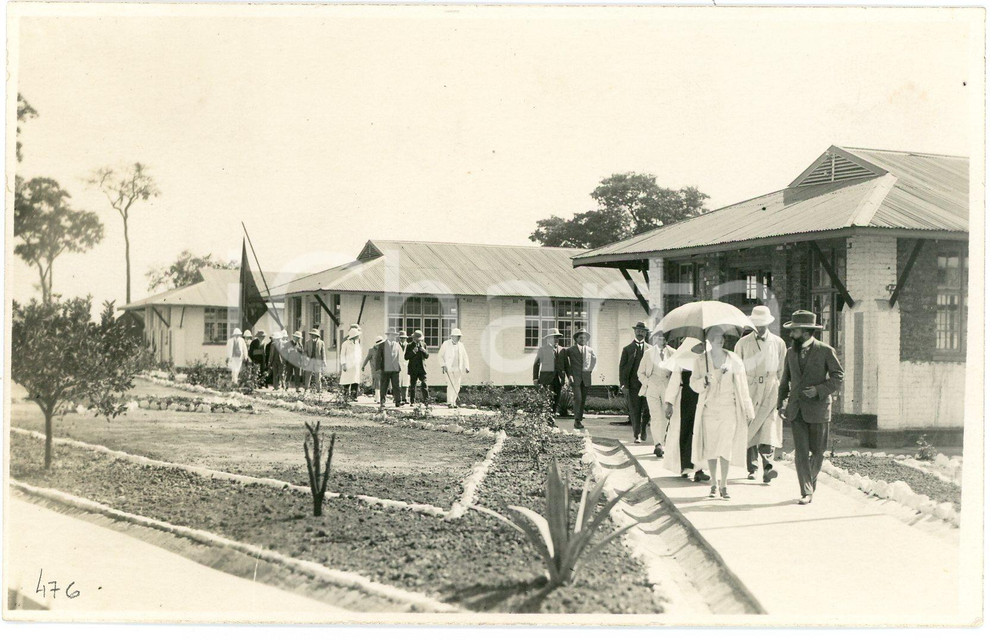 1928 CONGO BELGE Visite Roi Albert Ier Reine Elisabeth - Photo GABRIEL 476 Fotografia originale d'epoca, scattata durante la visita dei sovrani Alberto I ed Elisabetta del Belgio in Congo.FOTOGRAFO: L&eacute;opold Gabriel  GOOD/buono  Formato: 14x9 cm originale e autentica 1