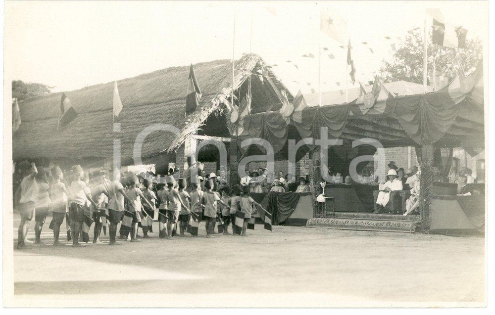 1928 CONGO BELGE Visite roi Albert Ier  - Enfants indigènes  *Photo GABRIEL 440 Fotografia originale d'epoca, scattata durante la visita dei sovrani Alberto I ed Elisabetta del Belgio in Congo.FOTOGRAFO: L&eacute;opold Gabriel - Panda - KatangaFORMATO: 14x9 cmCONDIZIONI: G (difetti di stampa)    originale e autentica 1