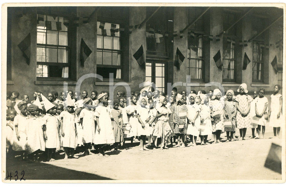 1928 CONGO BELGE Visite roi Albert Ier - Filles de l'école *Photo GABRIEL 432 Fotografia originale d'epoca, scattata durante la visita dei sovrani Alberto I ed Elisabetta del Belgio in Congo.Timbro del fotografo al verso.FOTOGRAFO: L&eacute;opold Gabriel - Panda - Katanga GOOD/buono  Formato: 14x9 cm originale e autentica 1