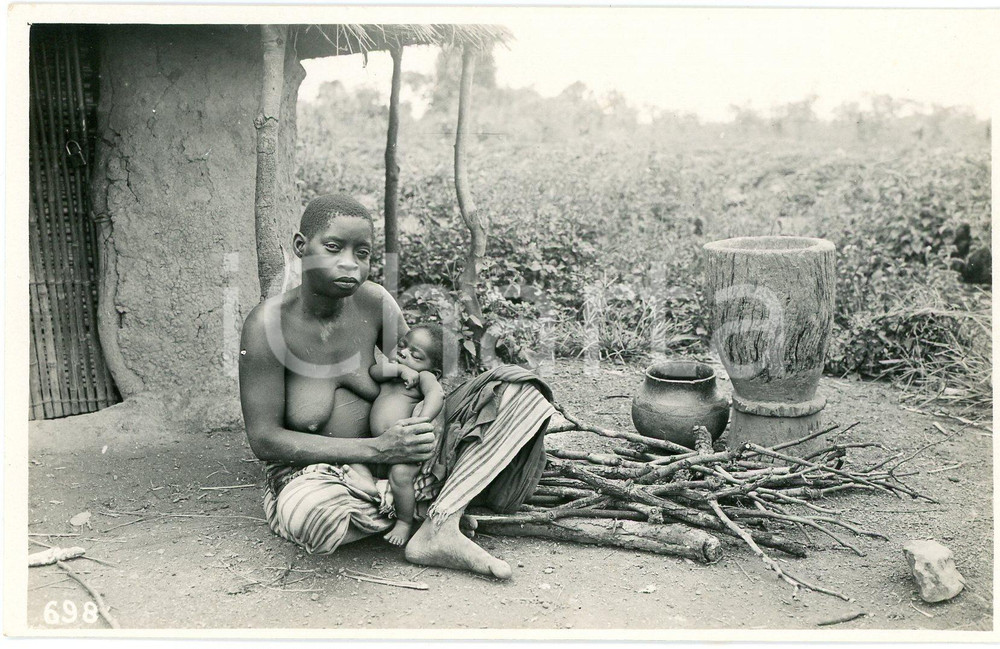 1930 ca CONGO BELGE Femme avec son enfant *Photo L. GABRIEL 698 Fotografia originale d'epoca, in formato cartolina postale.FOTOGRAFO: L. Gabriel GOOD/buono  Formato: 14x9 cm originale e autentica 1