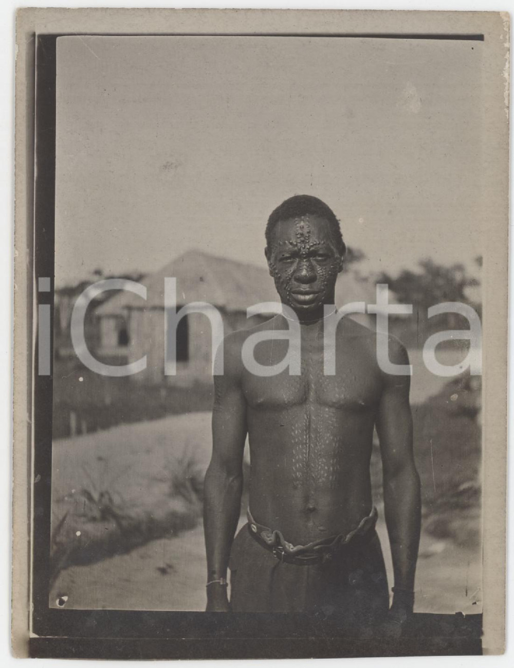 1930 ca CONGO BELGE Homme indigène - Scarification - Photo 9x12 cm  Fotografia originale d'epoca, in formato cartolina postale. FAIR/discreto minime abrasioni marginali; margine inferiore rifilato Formato: 9x12 cm originale e autentica 1