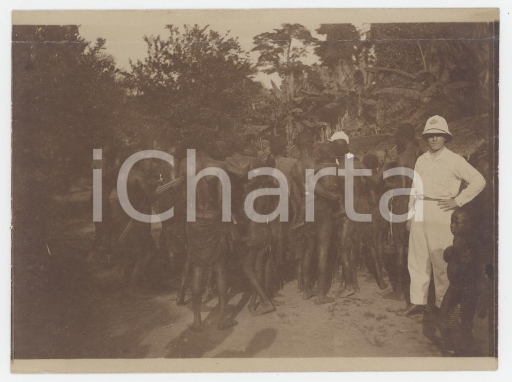 1930 ca CONGO BELGA Colono con gruppo di indigeni di spalle - Foto 12x9 cm  Fotografia originale d'epoca. POOR/danneggiato piegatura al lato superiore Formato: 12x9 cm originale e autentica 1
