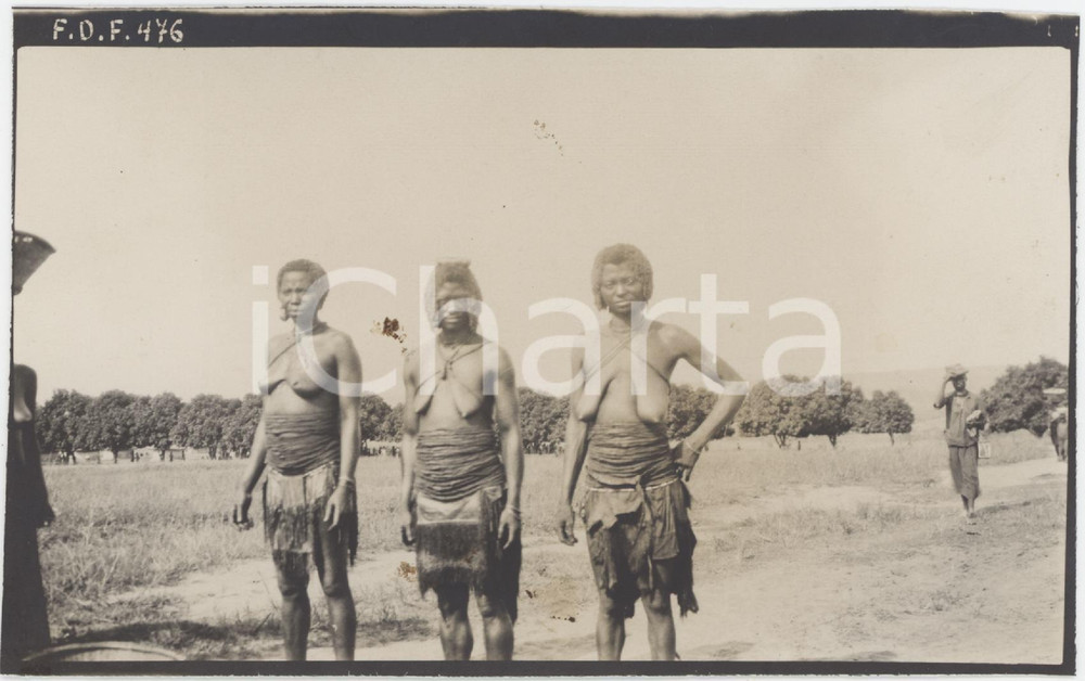 1930 ca CONGO BELGE Femmes au village - Photo NU ETHNIQUE 14x9 cm  Fotografia originale d'epoca. FAIR/discreto piccole macchie Formato: 14x9 cm originale e autentica 1