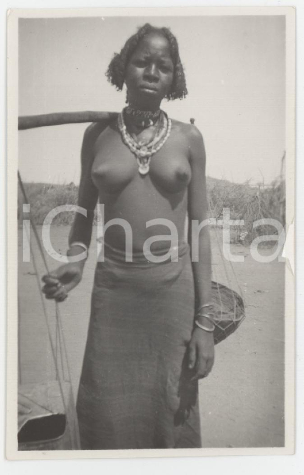 1940 ca A.O.I - ERITREA Donna di Barentù NUDO ETNICO Foto Raffaele DANZA 5x8 cm Fotografia d'epoca.  FAIR/discreto Lievi smussature agli angoli Formato: 5x8 originale e autentica 1