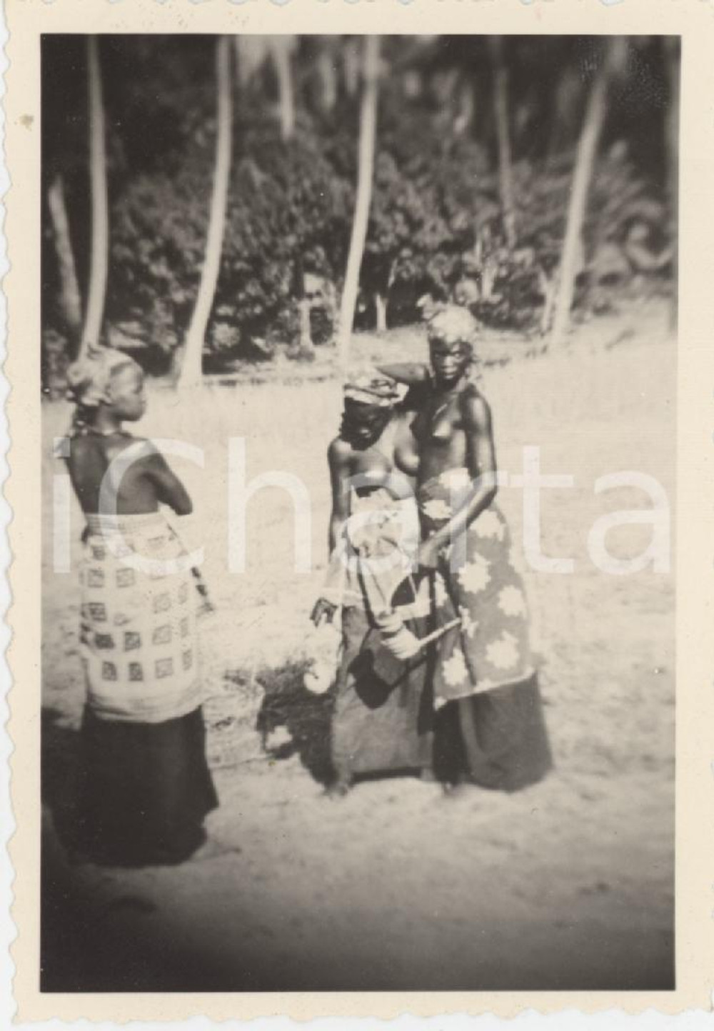 1940 ca A.O.I - NUDO ETNICO Tre ragazze - Foto 5x8 cm Fotografia d'epoca.  FAIR/discreto Lievi smussature agli angoli Formato: 5x8 originale e autentica 1