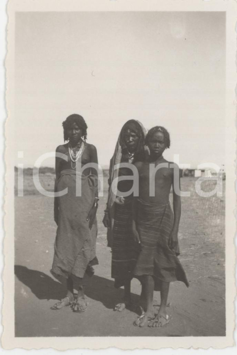 1940 ca A.O.I - NUDO ETNICO Tre ragazze in posa - Foto Raffaele DANZA 5x8 cm Fotografia d'epoca.  FAIR/discreto Lievi smussature agli angoli Formato: 5x8 originale e autentica 1