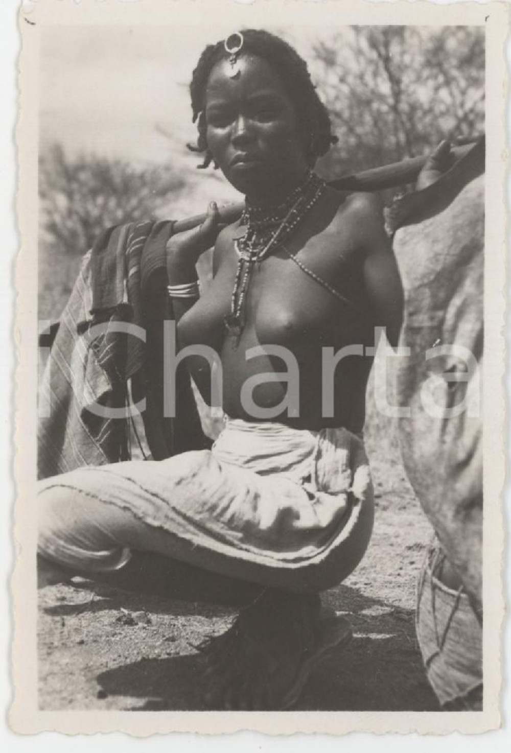 1940 ca A.O.I - NUDO ETNICO Ragazza con collane - Foto Raffaele DANZA 5x8 cm Fotografia d'epoca.  FAIR/discreto Lievi smussature agli angoli Formato: 5x8 originale e autentica 1