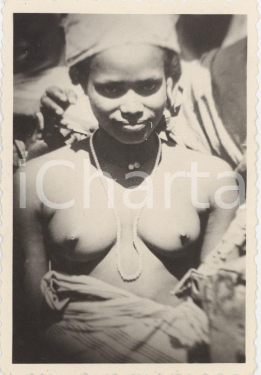 1940 ca A.O.I - NUDO ETNICO Ragazza nuda con collana - Foto 5x8 cm Fotografia d'epoca.  FAIR/discreto Lievi smussature agli angoli Formato: 5x8 originale e autentica 1