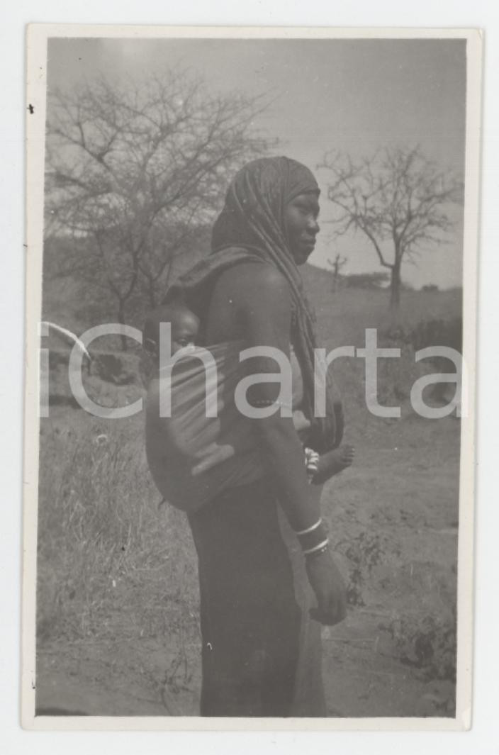 1940 ca A.O.I - ERITREA Madre e figlio di Barentù - Foto Raffaele DANZA 5x8 cm Fotografia d'epoca.  FAIR/discreto Lievi smussature agli angoli Formato: 5x8 originale e autentica 1
