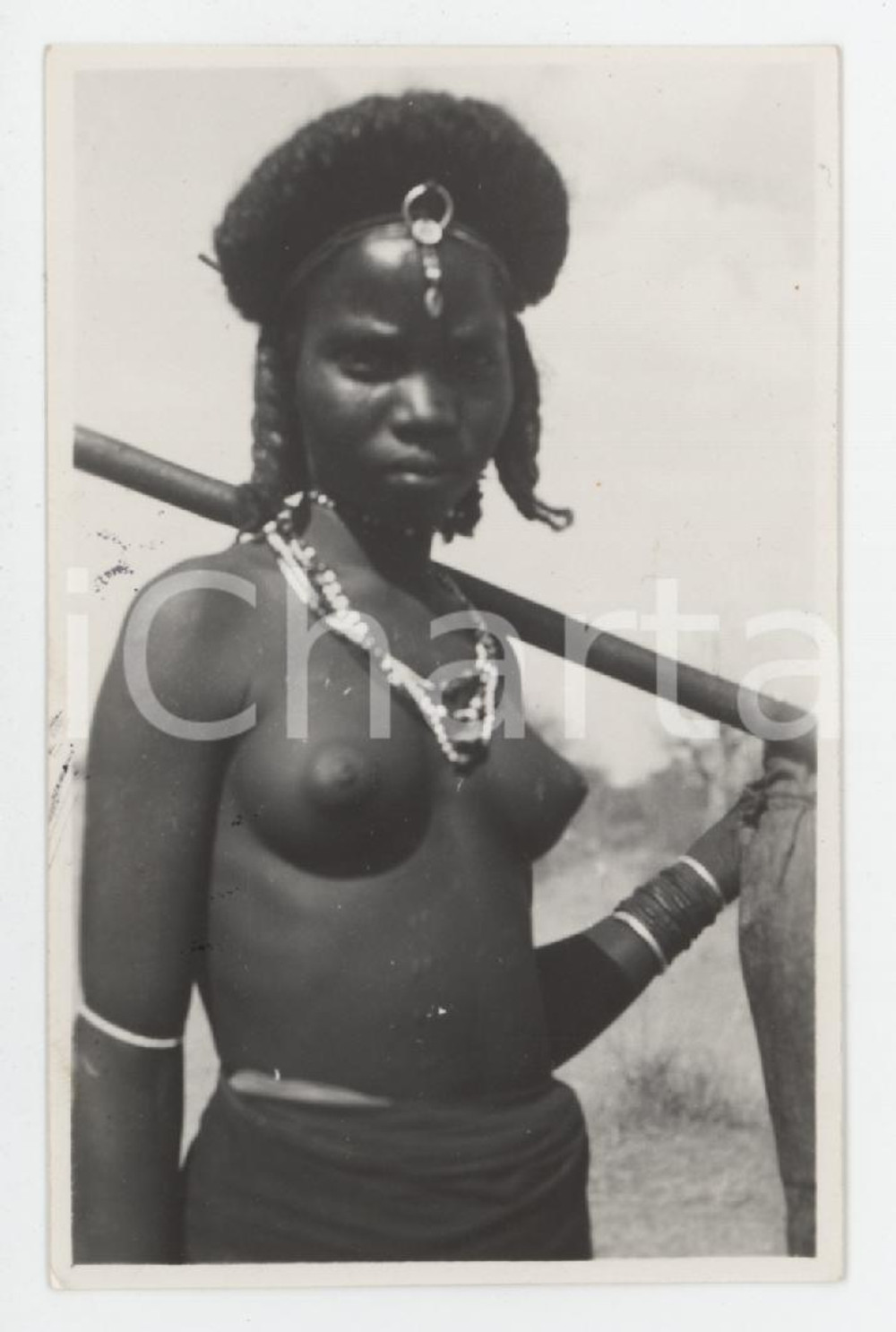 1940 ca A.O.I - ERITREA Ragazza di BarentÃ¹ NUDO ETNICO Foto Raffaele DANZA 5x8 Fotografia d'epoca.   FAIR/discreto Lieve distacco della pellicola al margine sinistro, piccoli segni di inchiostro FORMATO: 5x8 originale e autentica 1